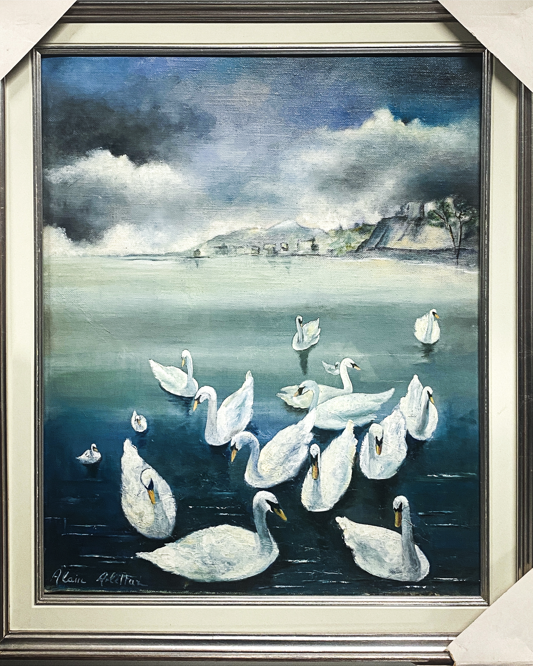 Tableau d'Alain Arlettaz encadré, des cygnes blancs sur le lac, la ville et les montagnes sous un ciel d'orage