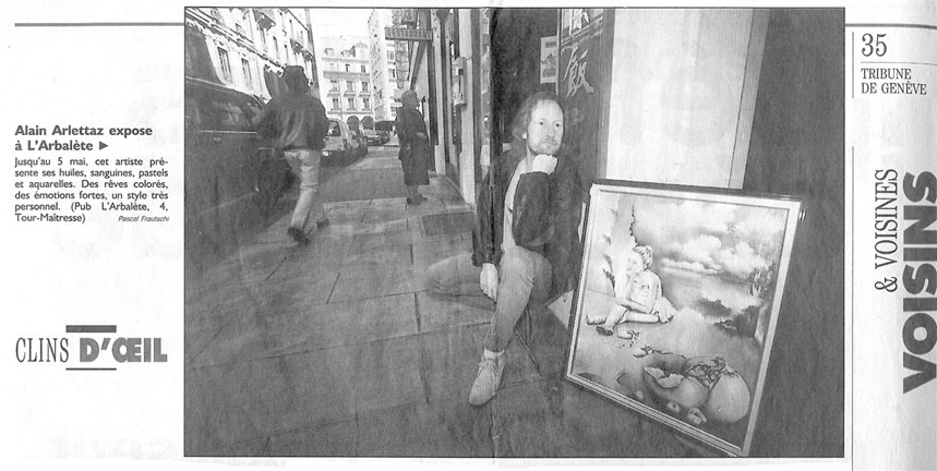 Article de la Tribune de Genève, « Alain Arlettaz expose à L'Arbalète », Alain Arlettaz assis sur le trottoir à côté d'un de ses tableaux