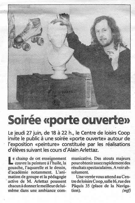 Article de Coopération, « Soirée porte ouverte », Alain Arlettaz à côté d'un buste en plâtre